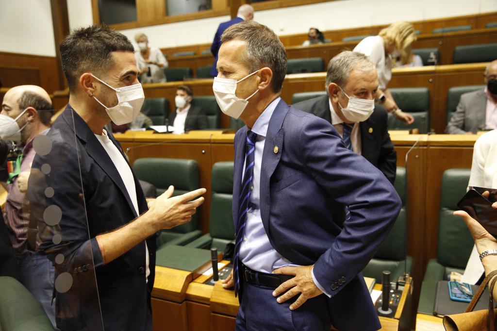 Le conseiller Jokin Bildarratz assiste aux explications d'Ikoitz Arrese au Parlement basque.