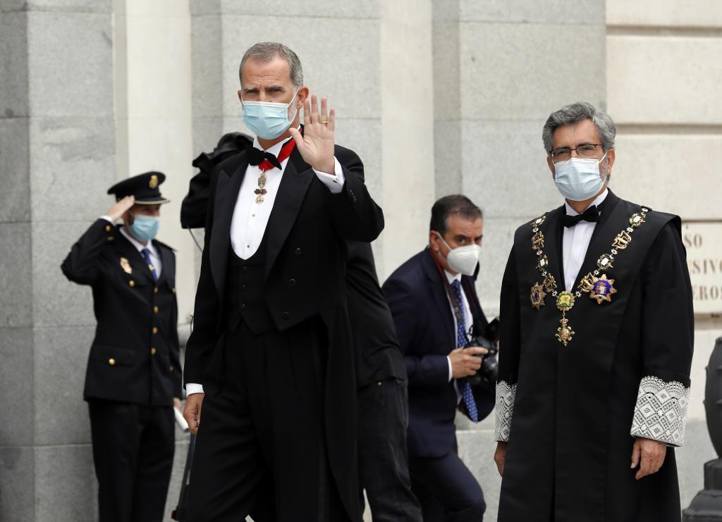 Le Roi arrive à la Cour suprême, accompagné