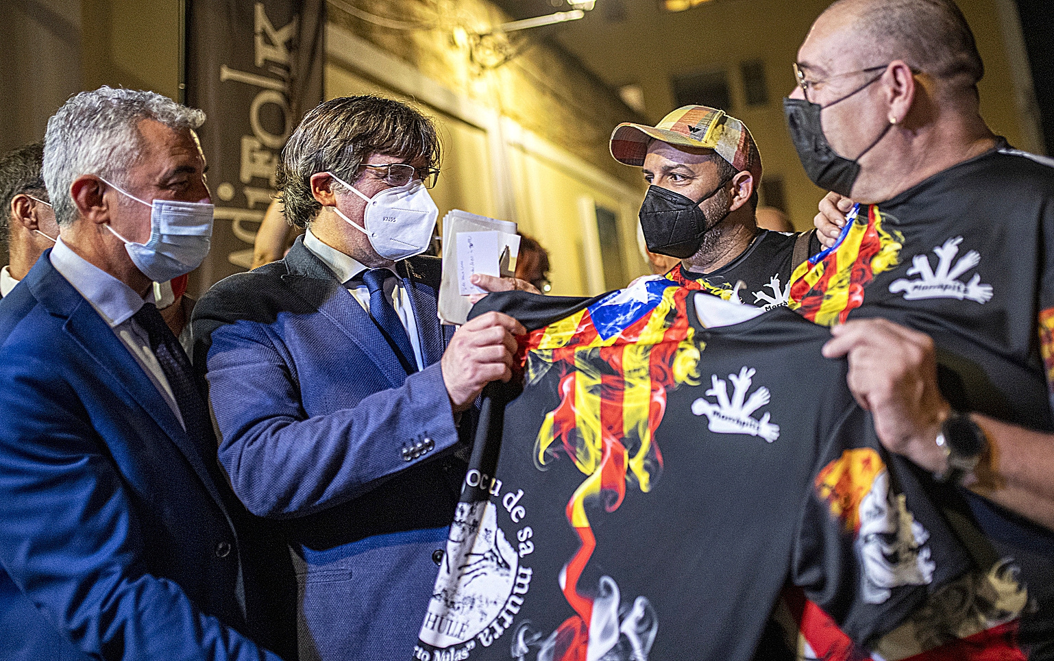 Puigdemont saluant le s