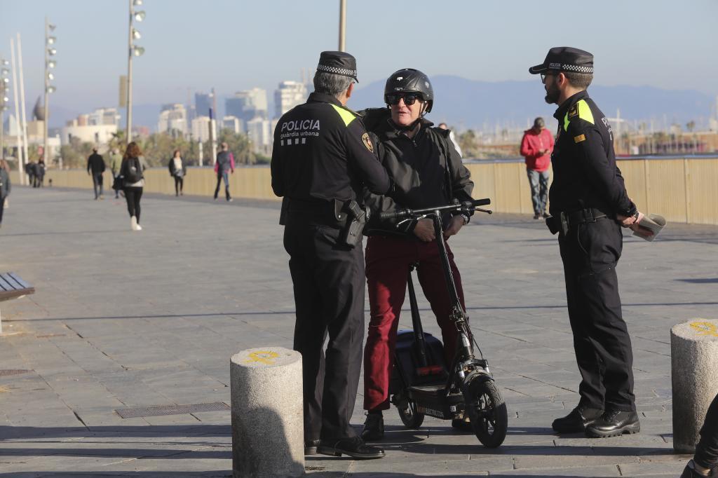 Policiers avec un utilisateur de scooter