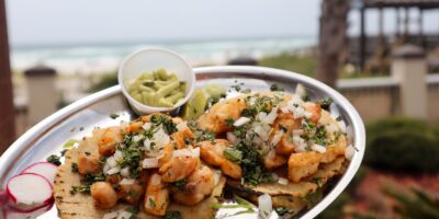 Le restaurant Sal de Mar de Pensacola Beach bouleverse la scène typique du bar de l&rsquo;hôtel avec des cocktails fantaisistes et des plats espagnols authentiques
