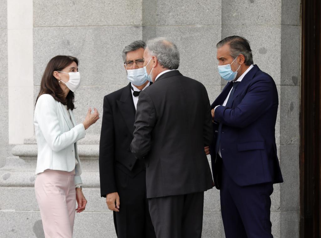 Le ministre de la Justice, Pilar Llop, s'entretient avec le chef de la justice du PP, Enrique L