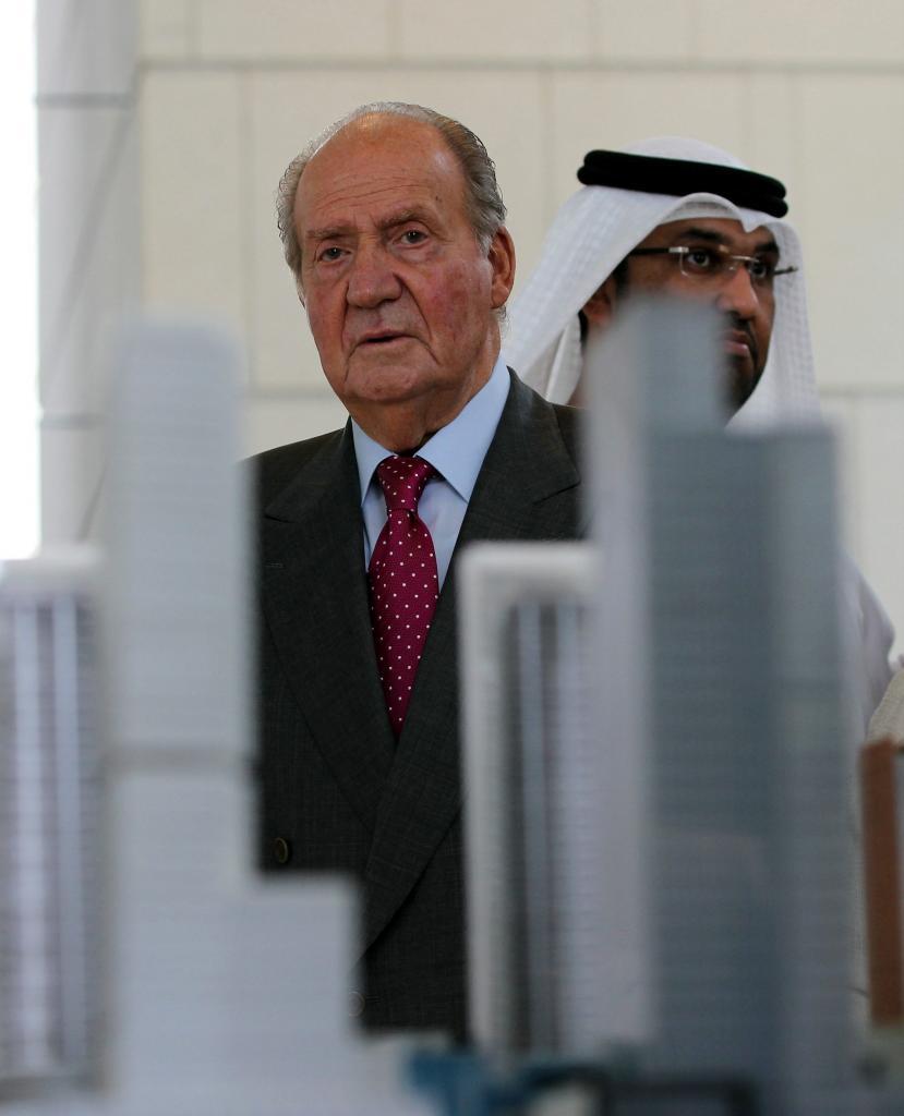 Le roi Juan Carlos regarde un modèle de la nouvelle ville financière d'Abou Dhabi, dans une image de 2014.
