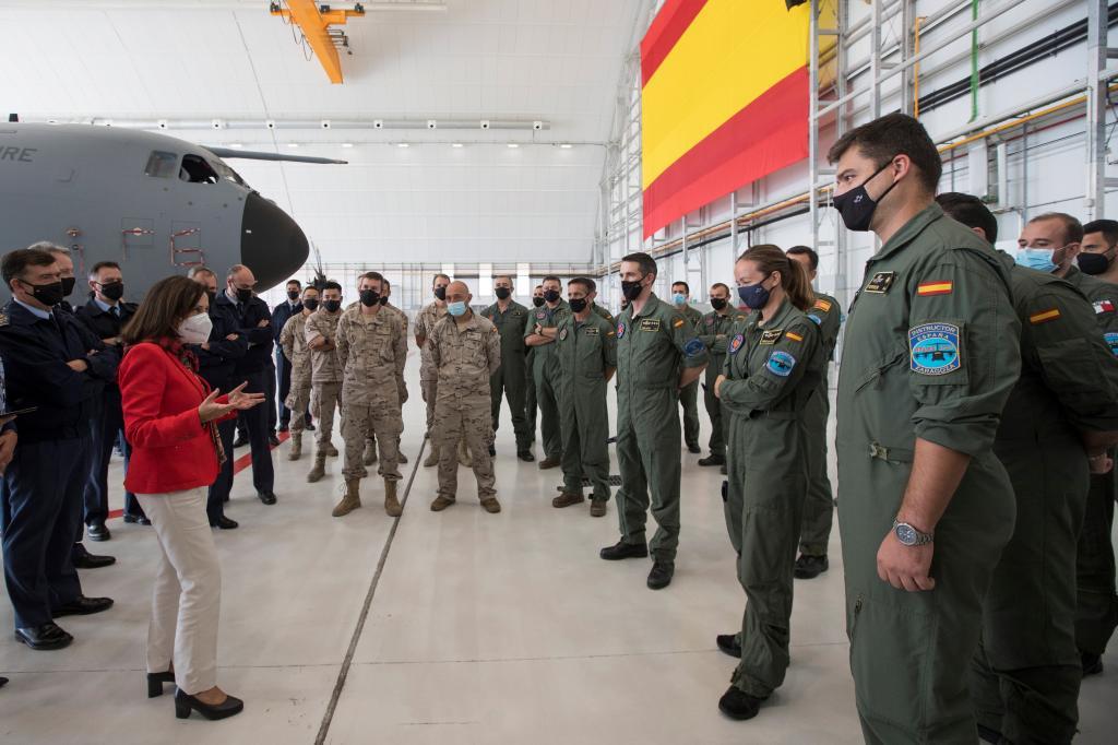 Margarita Robles, lors de sa visite à la base A