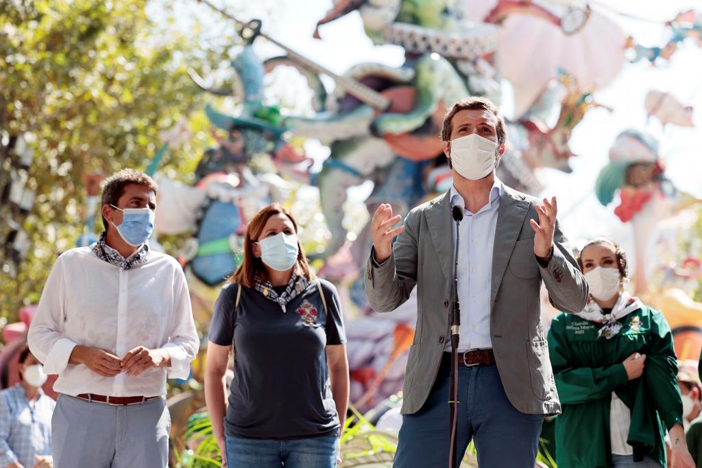 Pablo Casado, lors de sa visite aux Fallas de Valence.