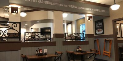 Un autre café Broken Egg fait ses débuts avec un nouveau look à Panama City Beach, en Floride.