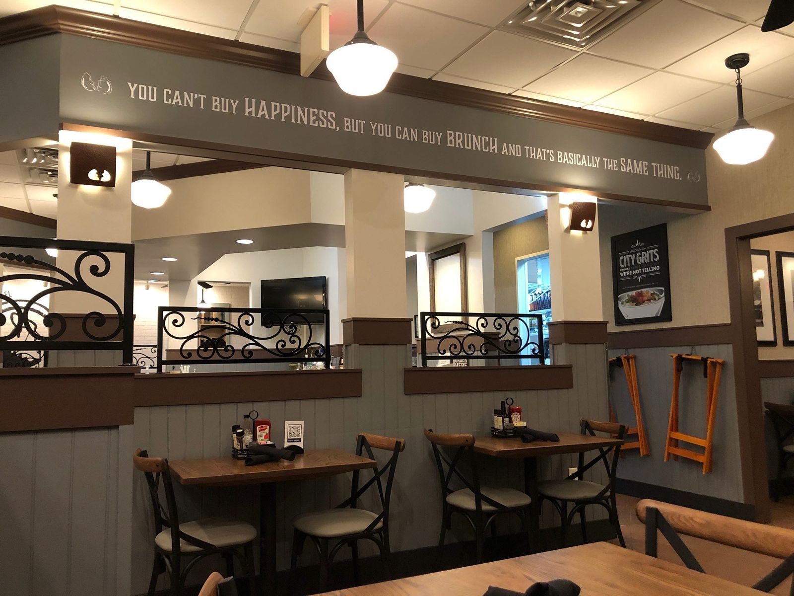 Un autre café Broken Egg fait ses débuts avec un nouveau look à Panama City Beach, en Floride. Un autre café Broken Egg fait ses débuts avec un nouveau look à Panama City Beach, en Floride.