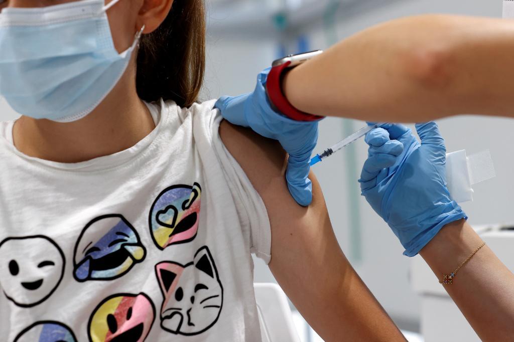 Un mineur reçoit le vaccin contre le coronavirus à Madrid.
