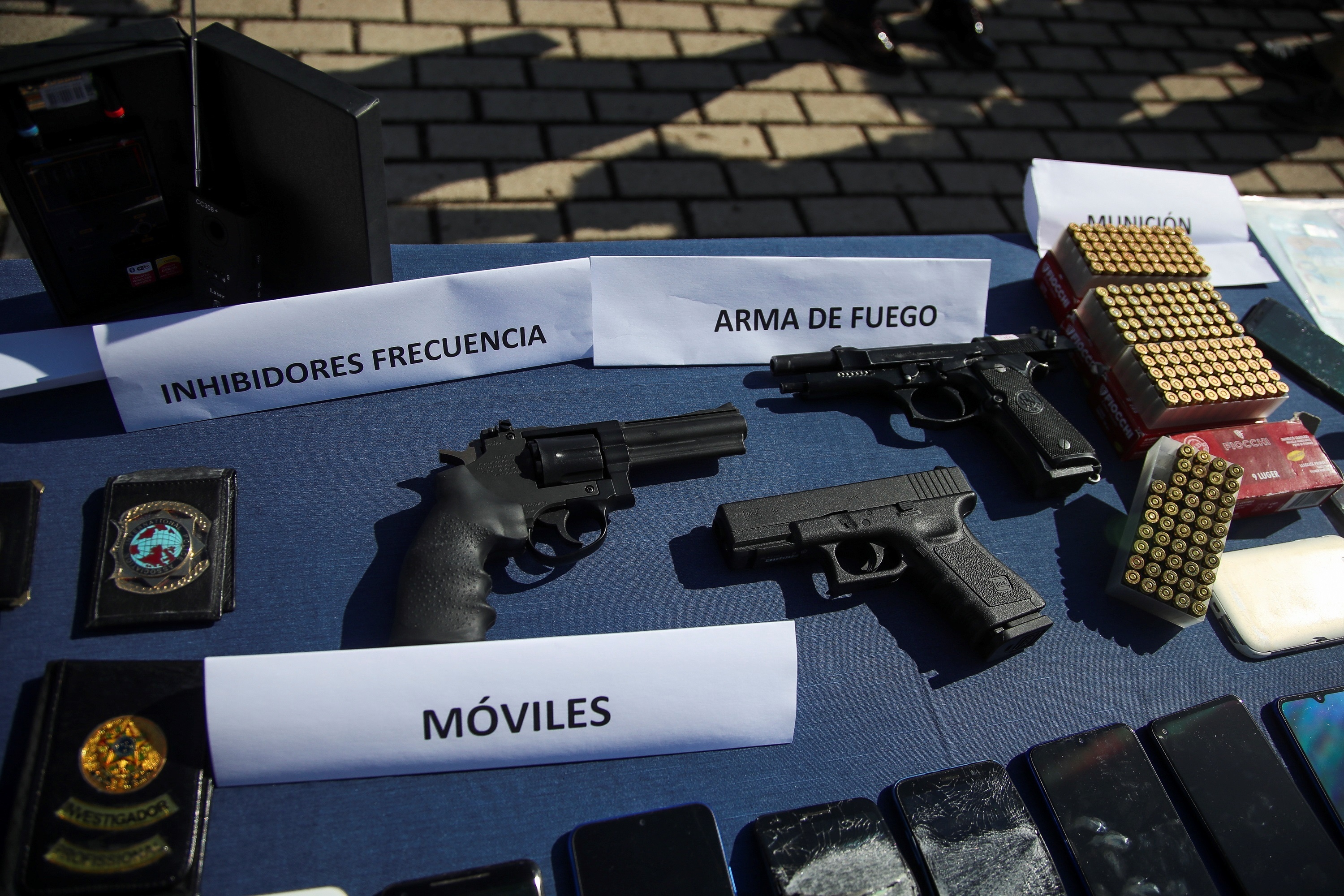 Armes saisies sur des trafiquants de drogue présumés.