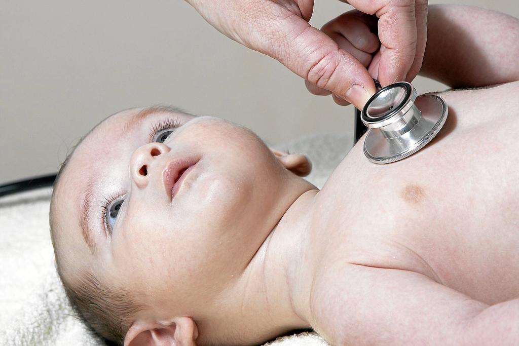 Un pédiatre écoute la poitrine d'un bébé