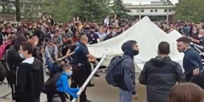 Le mouvement indépendantiste le plus violent attaque une tente constitutionnaliste à l&rsquo;Université autonome de Barcelone