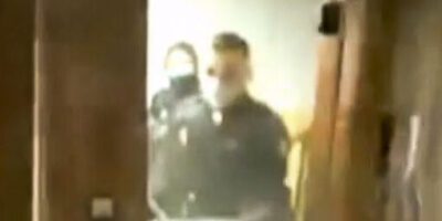 Le procureur demande de poursuivre le chef des policiers pour le « coup de pied dans la porte » pour intrusion et d&rsquo;absoudre les cinq autres agents