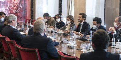Le PP se tait devant la condamnation de la réforme de son siège et le PSOE demande à Casado d&rsquo;expliquer la « corruption systémique »
