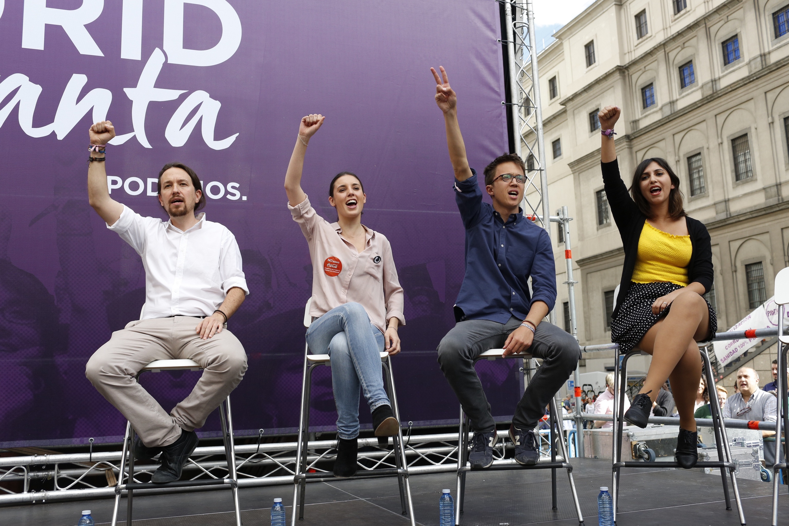 Dina Bousselham (à droite) et Pablo Iglesias (à gauche) lors d'un événement de Podemos en 2017 à Madrid.
