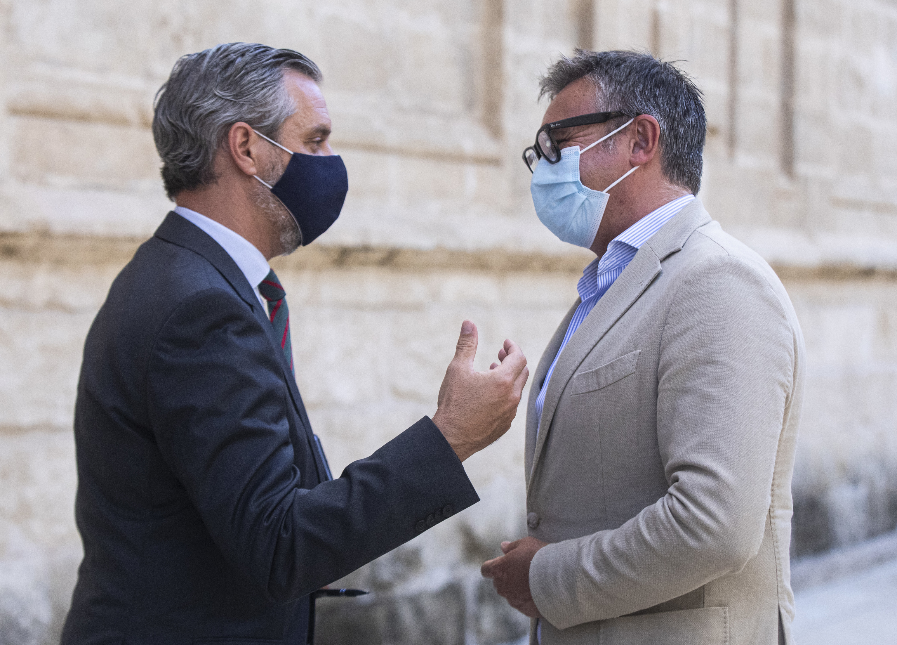 Le ministre des Finances, Juan Bravo, et le porte-parole de Vox au Parlement, Manuel Gavira.