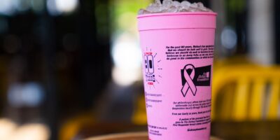 Dickey&rsquo;s Barbecue Pit ramène une grande tasse jaune rose pour soutenir la sensibilisation au cancer du sein