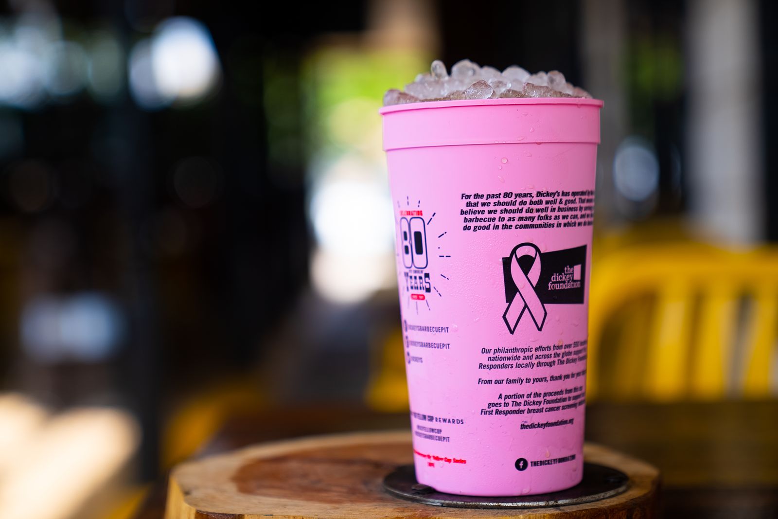 Dickey's Barbecue Pit ramène une grande tasse jaune rose pour soutenir la sensibilisation au cancer du sein
