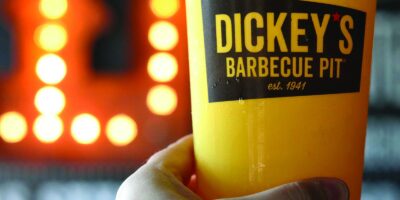 Dickey&rsquo;s célèbre son 80e anniversaire en établissant un titre GUINNESS WORLD RECORDS