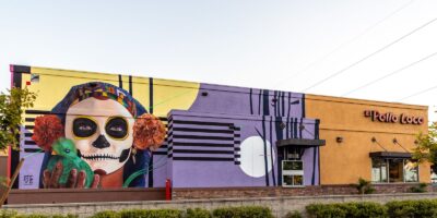 El Pollo Loco célèbre Día de los Muertos avec du pain Pan de Muerto gratuit et une fresque vibrante