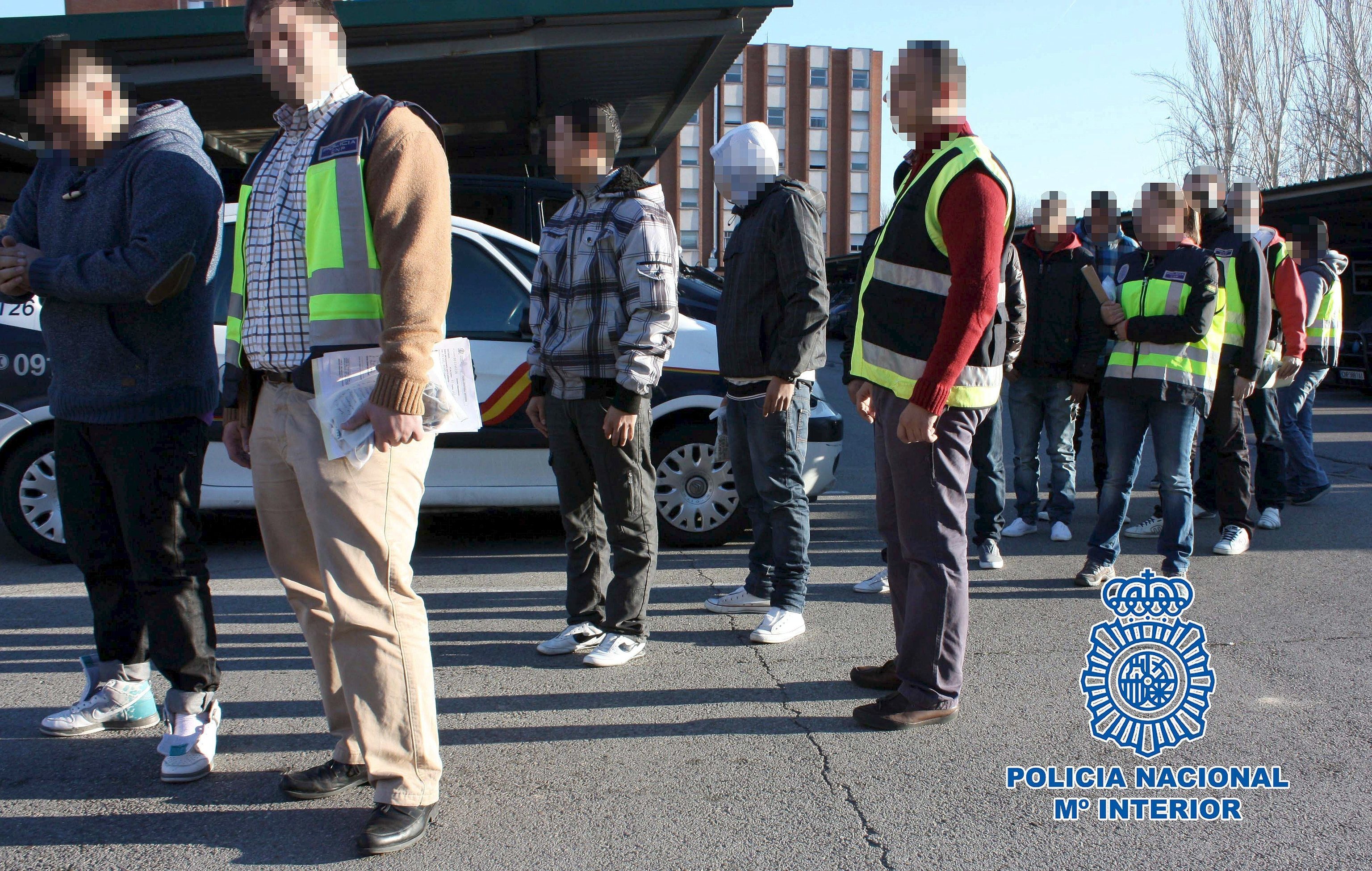 Photographie fournie par la police nationale qui a détenu 33 jeunes membres des gangs latins Blood et Dominican Don't Play à Madrid en 2013 pour leur participation présumée à différents crimes.