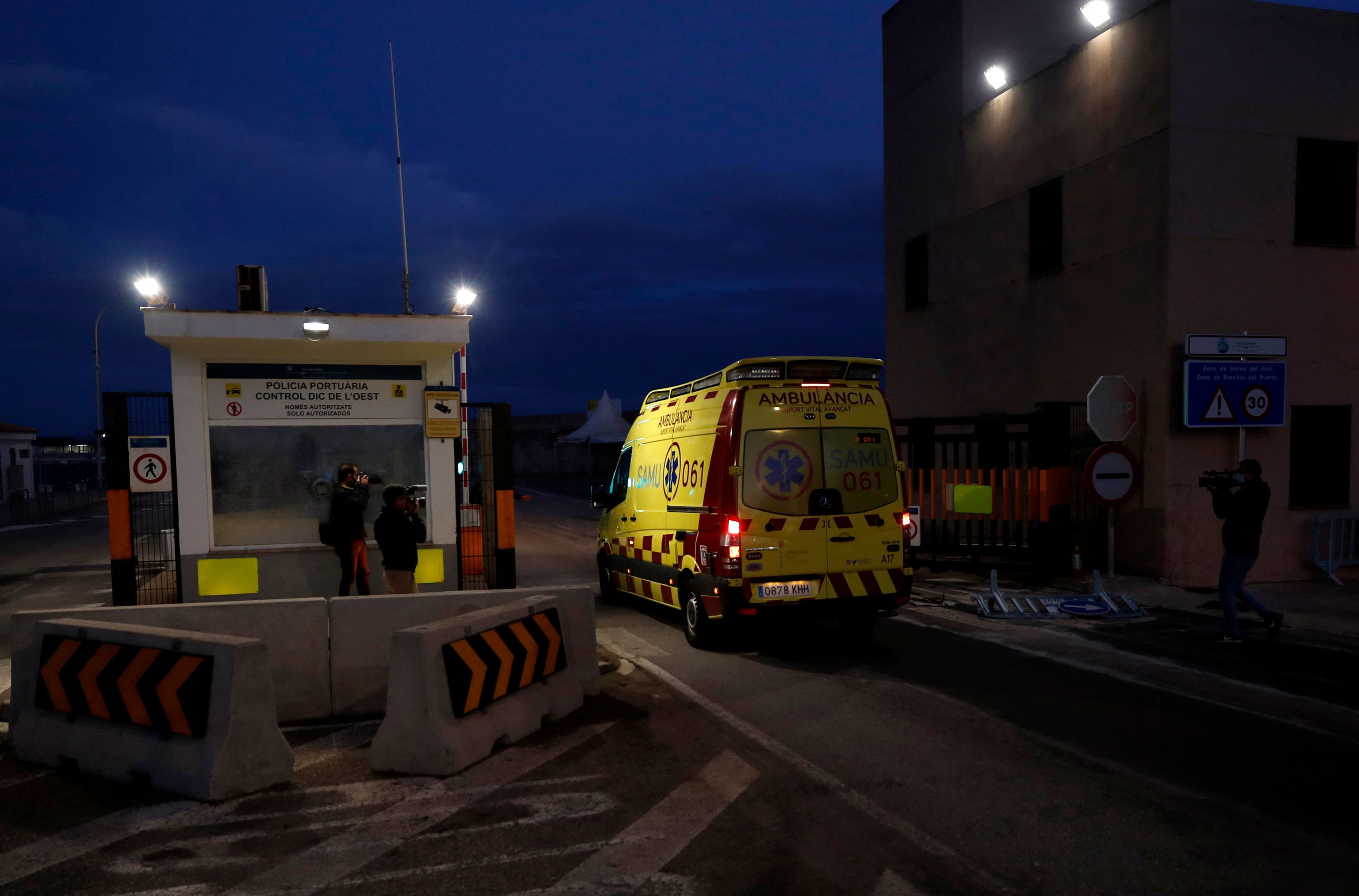 Une ambulance arrive au port de Palma lors du sauvetage de lundi.