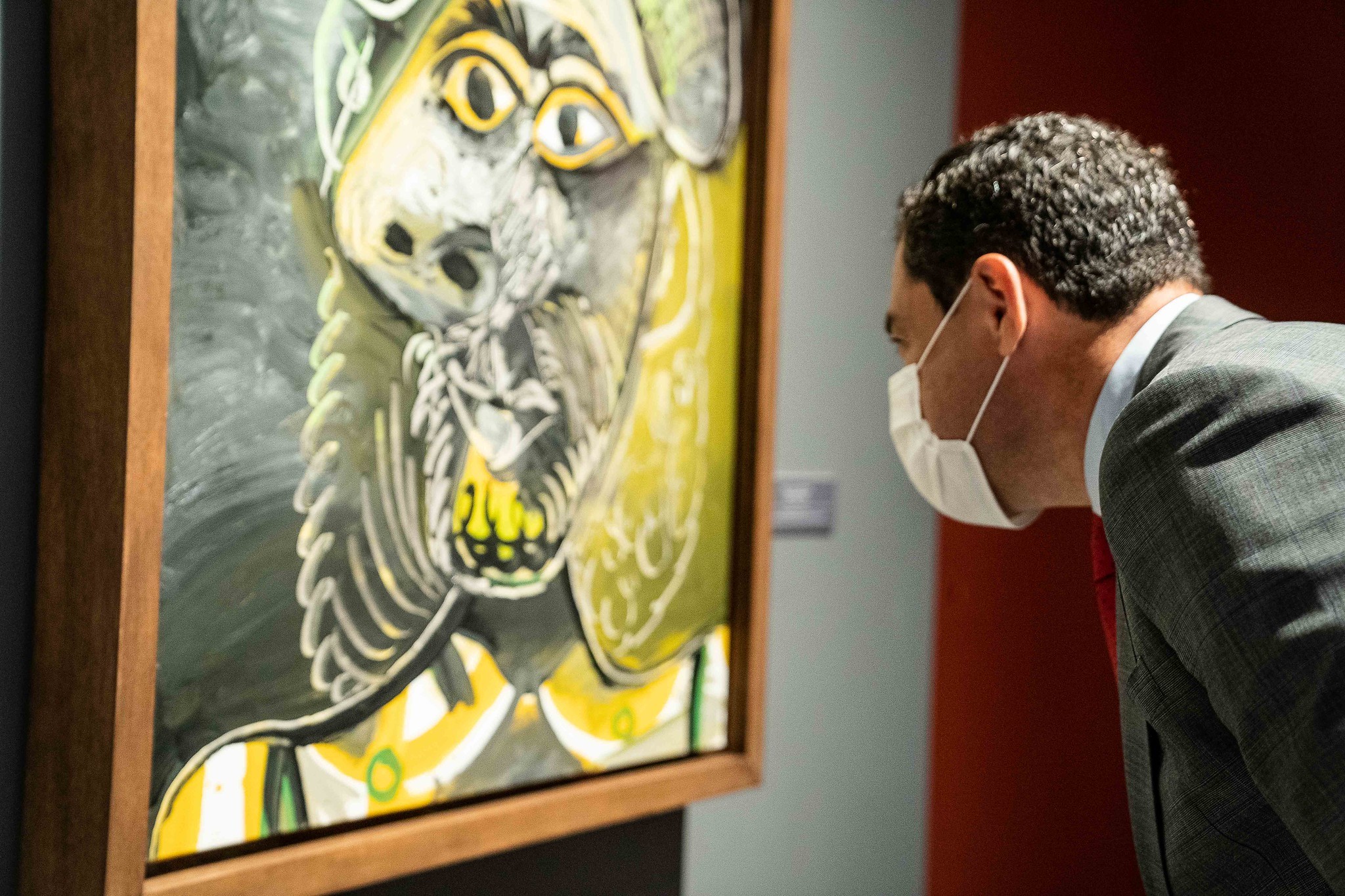 La présidente du Conseil, Juanma Moreno, observe une peinture de l'exposition