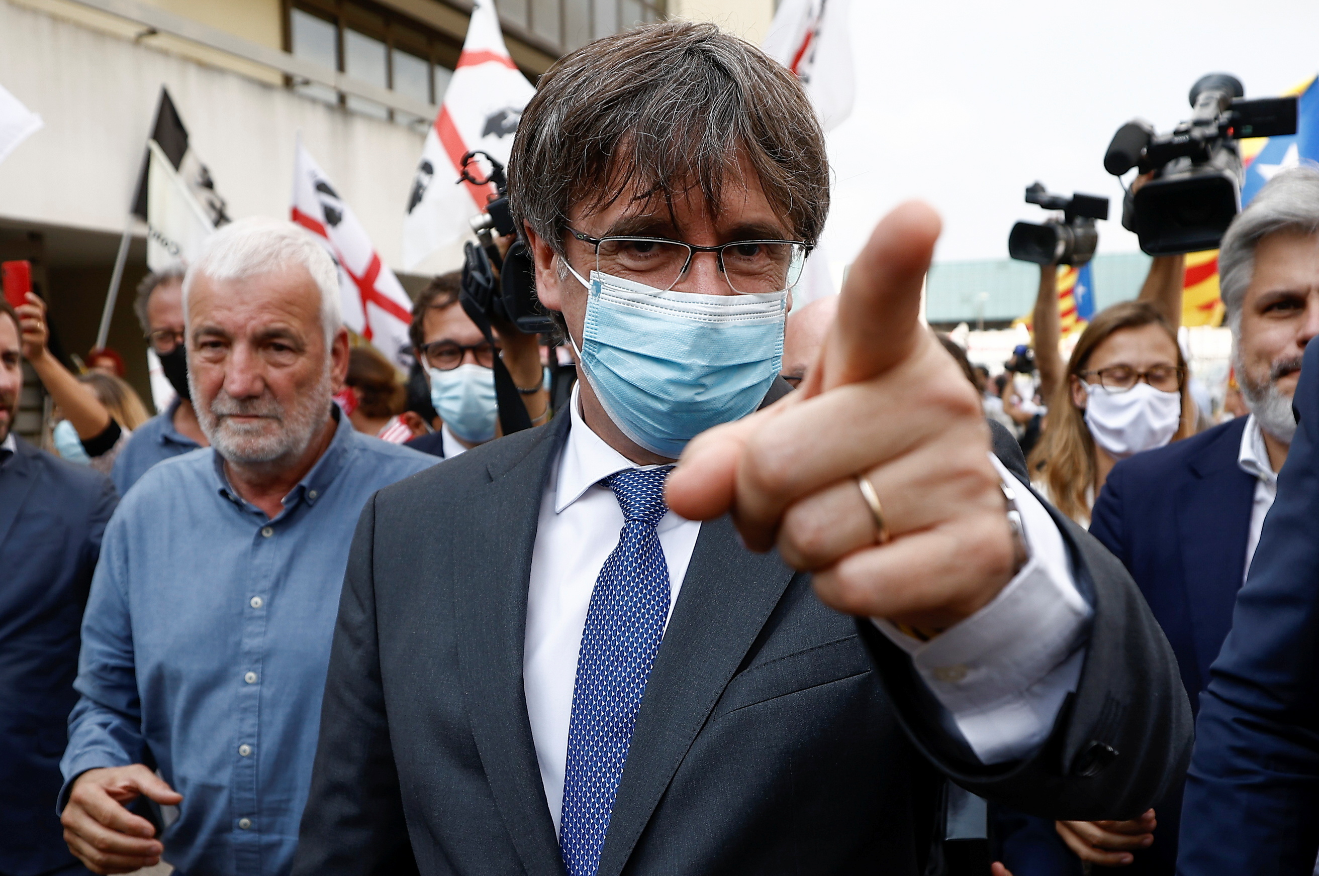 Carles Puigdemont fait un geste à la sortie de la cour d'appel