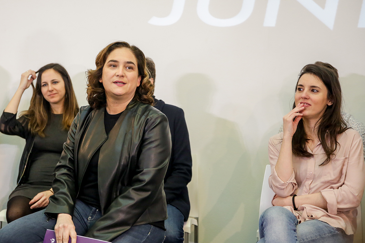 Ada Colau et Irene Montero, avec Ione Belarra en arrière-plan, lors d'un événement United We Can en 2020.