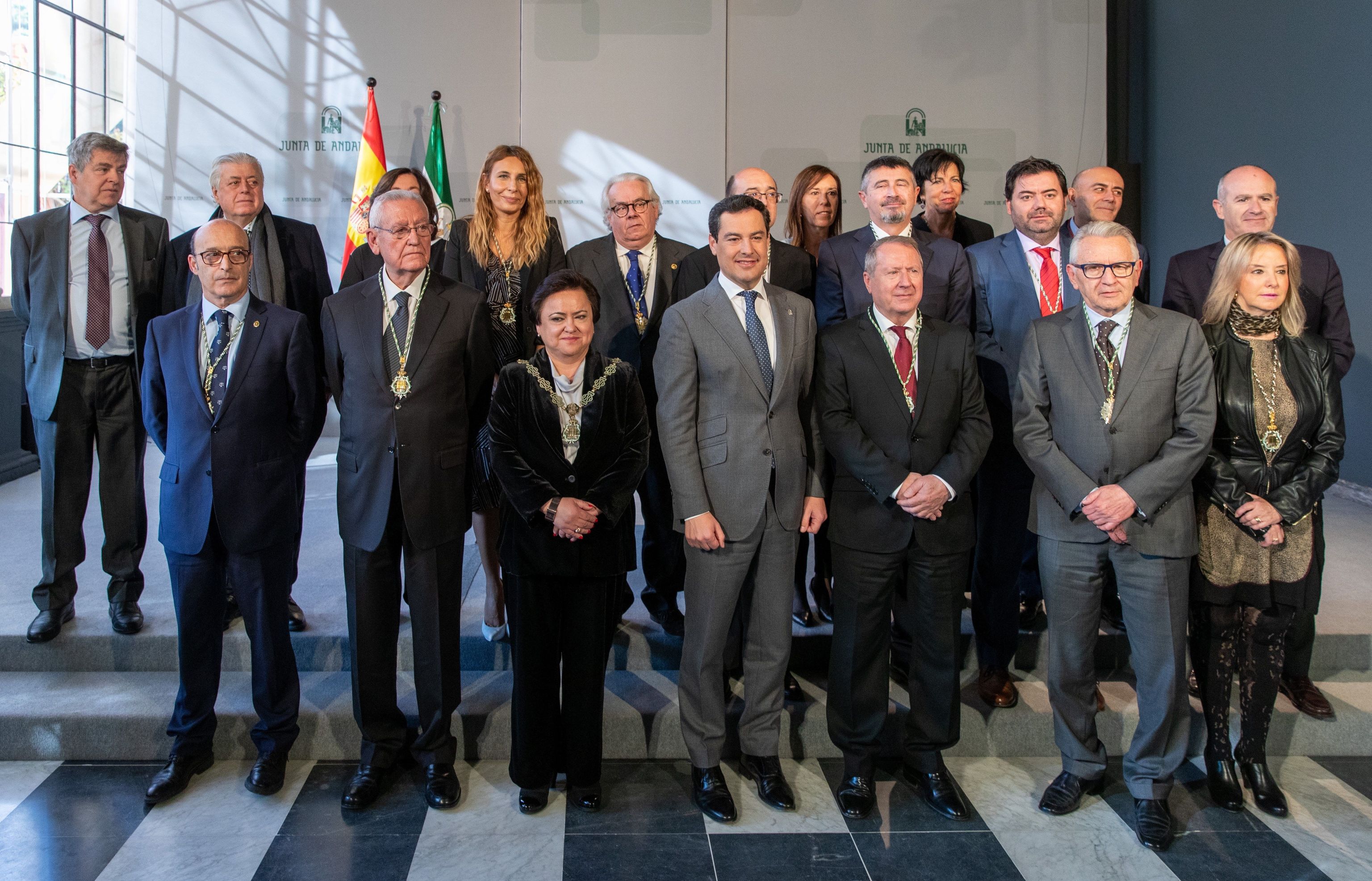Le président du conseil d'administration avec les membres du conseil consultatif.