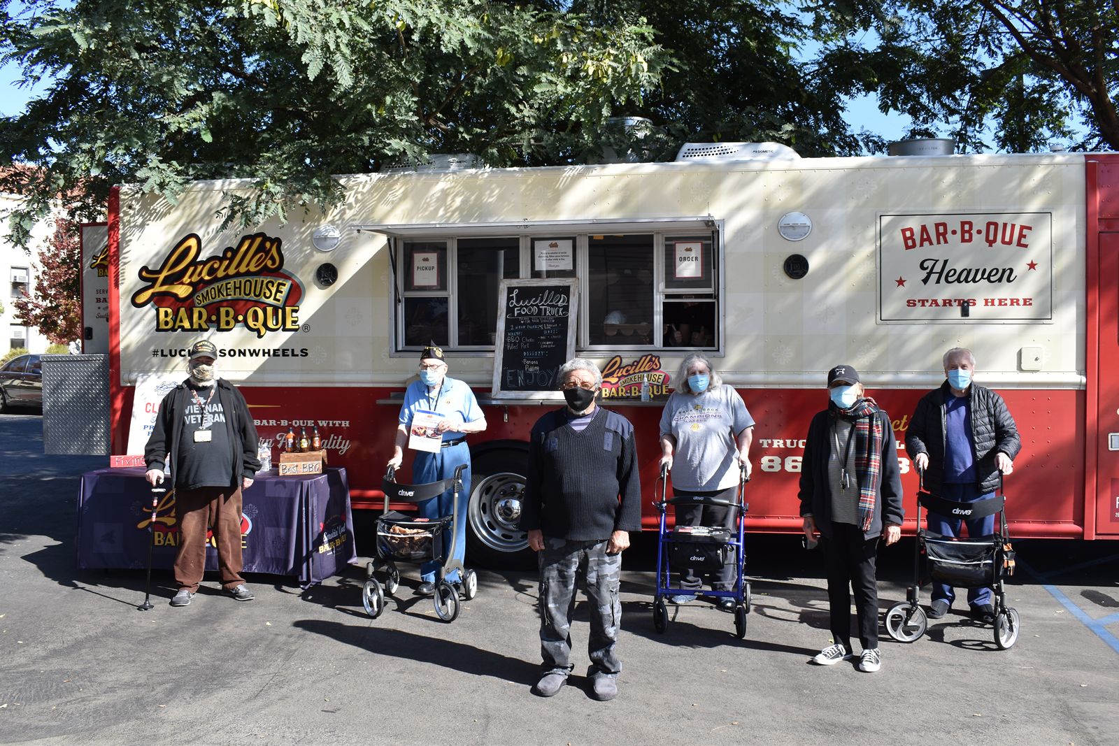 Le Lucille's Smokehouse Bar-B-Que rend hommage aux familles des militaires en novembre Le Lucille's Smokehouse Bar-B-Que rend hommage aux familles des militaires en novembre