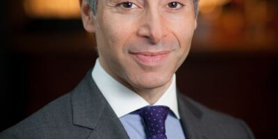 Le PDG et co-fondateur de Zaxby, Zach McLeroy, passera au poste de président ;  Bernard Acoca nommé nouveau directeur général