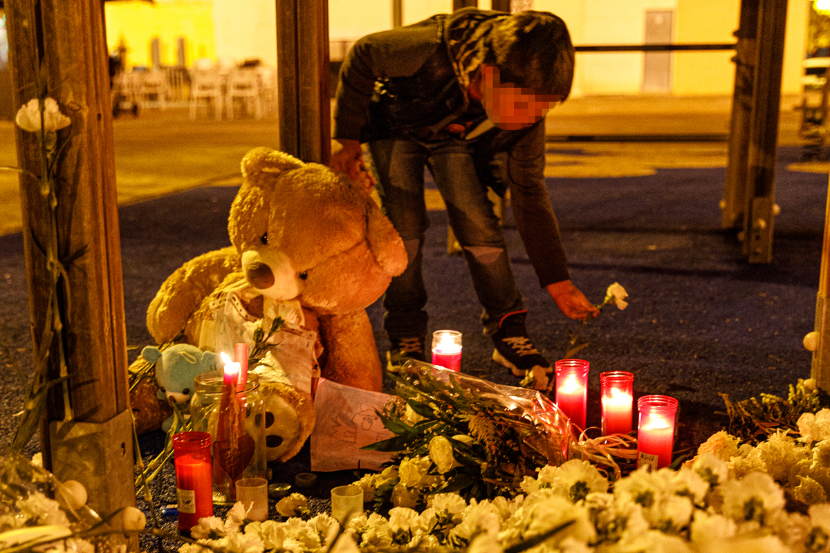 Un mineur dépose une fleur à la mémoire de l'enfant