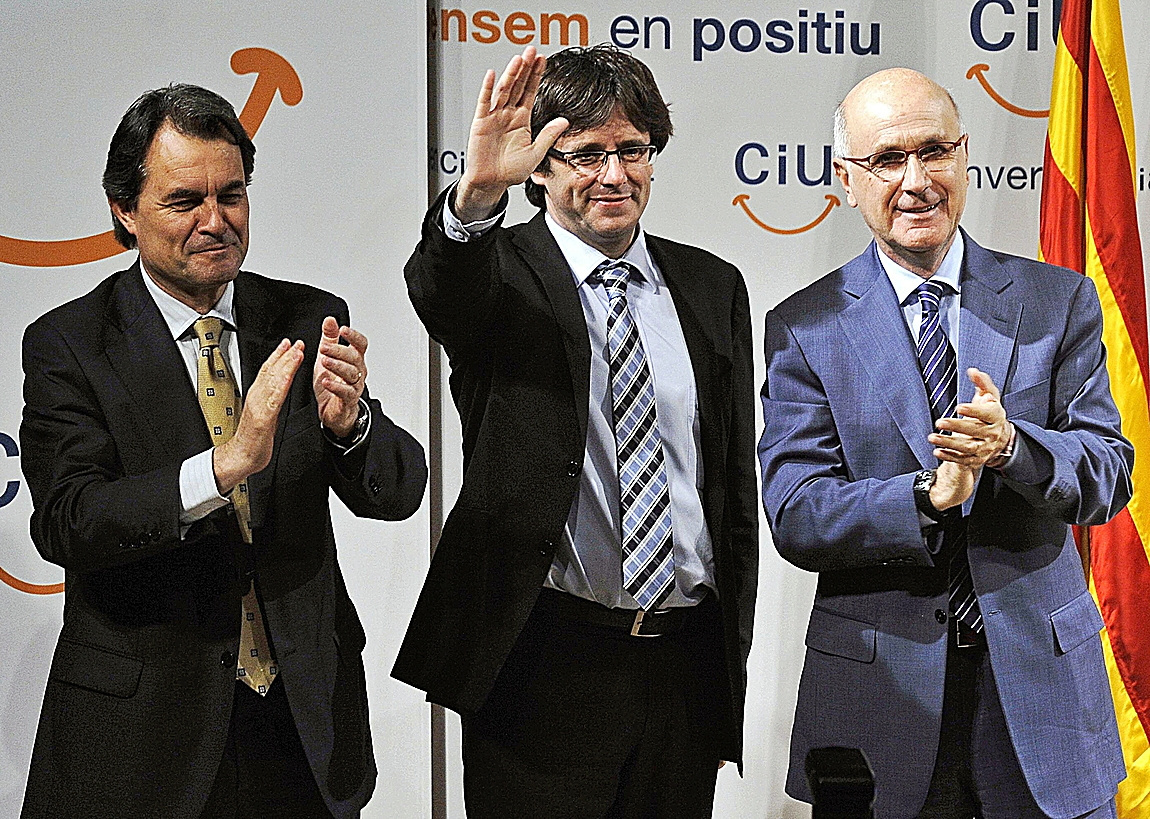 Les anciens présidents de la Generalitat Artur Mas et Carles Puigdemont avec Josep Antoni Duran i Lleida, lors d'un événement CiU en 2011.