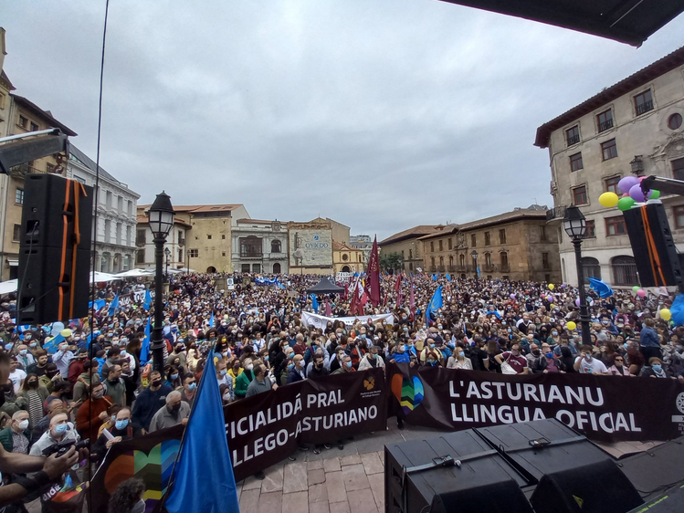 La place de la cathédrale d'Oviedo, remplie des participants de la manifestation