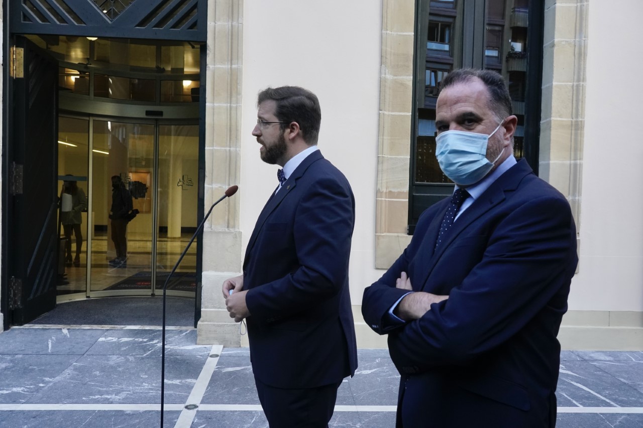 Luis Gordillo fait des déclarations à l'entrée du Parlement basque accompagné