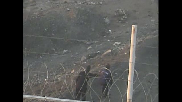 Un agent renvoie un immigré au Maroc, à Ceuta.