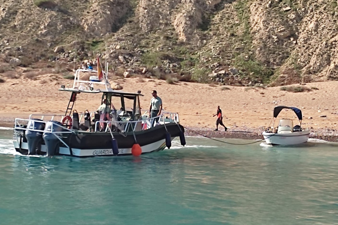 Vue sur la plage d'Horcas Coloradas, à Melilla, après l'arrivée d'un bateau
