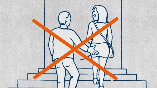 Un juge reconnaît une gifle sur le cul comme un abus sexuel et condamne un homme malgré le fait que le procureur