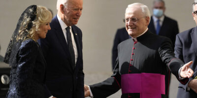 Joe Biden ne tiendra pas de réunion bilatérale avec Pedro Sánchez à Rome mais l&rsquo;invite à un collectif