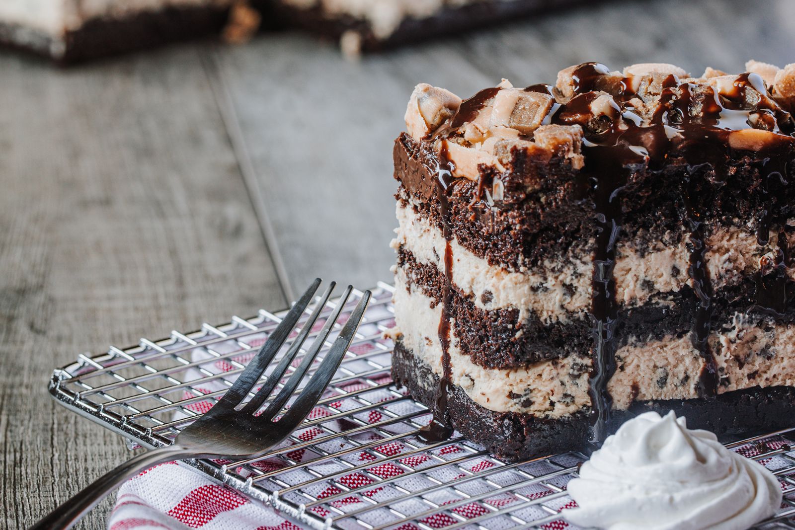 Logan's Roadhouse lance une refonte du menu avec des petits pains à la cannelle et deux tout nouveaux desserts