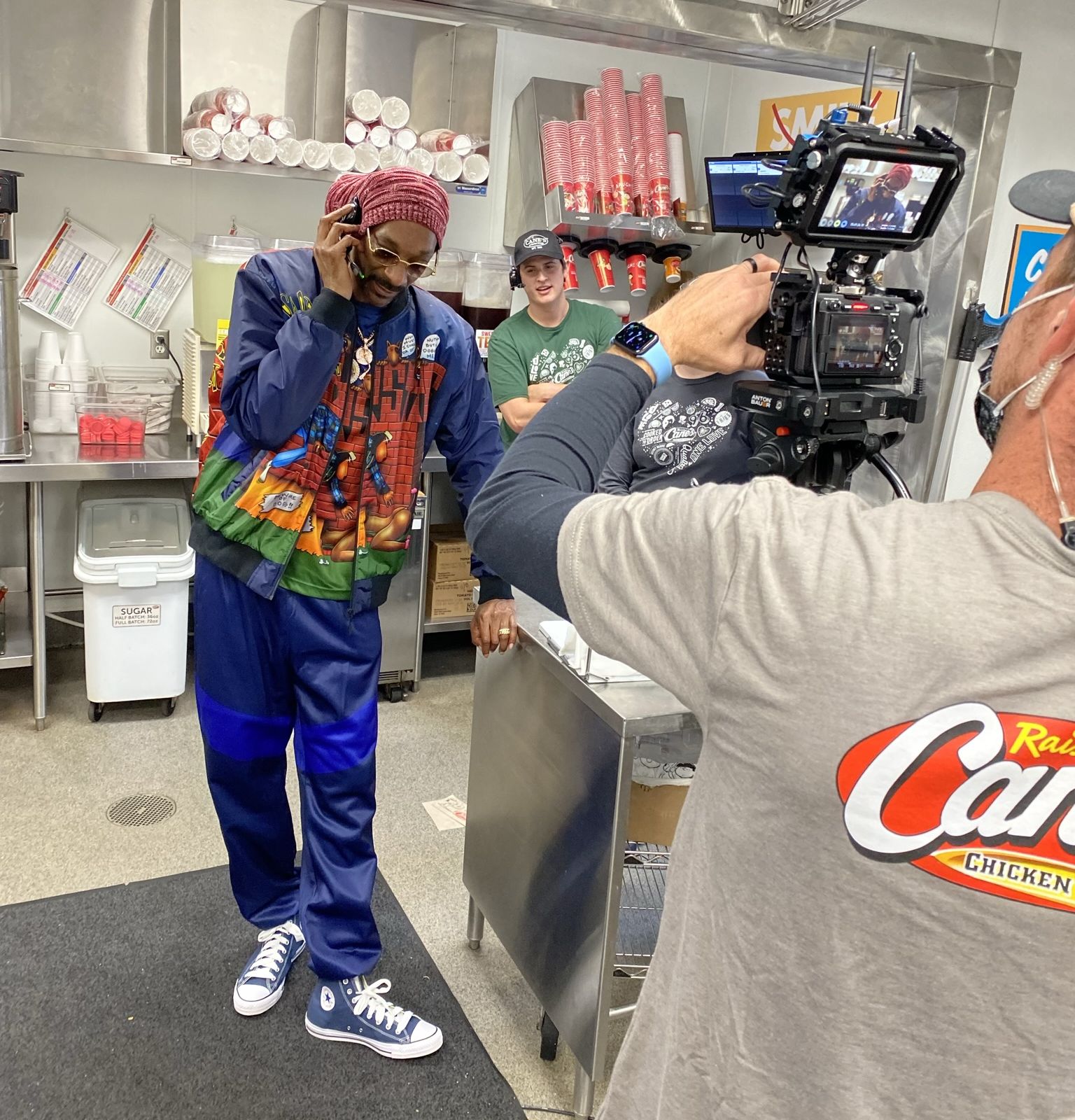 Snoop Dogg surprend élever les clients de Cane dans le service au volant Snoop Dogg surprend élever les clients de Cane dans le service au volant