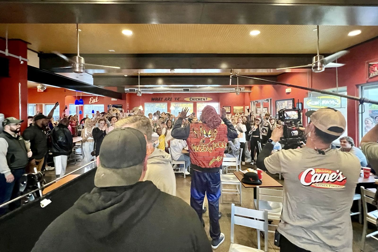 Snoop Dogg surprend élever les clients de Cane dans le service au volant Snoop Dogg surprend élever les clients de Cane dans le service au volant