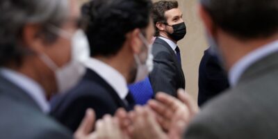 Casado accuse le PSOE de promouvoir un « révisionnisme historique » pour changer la Constitution sans le PP