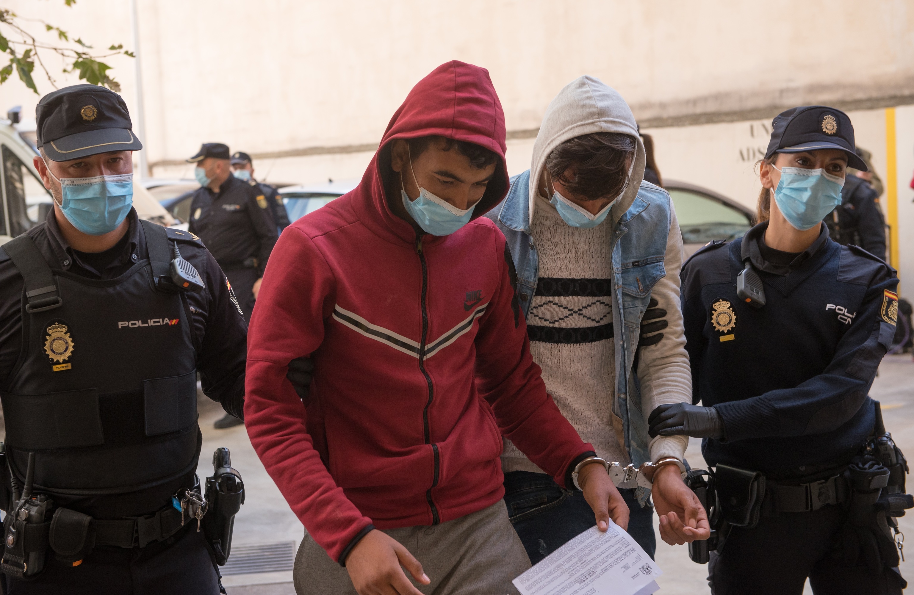 Deux des détenus, à leur arrivée au tribunal, ce lundi.