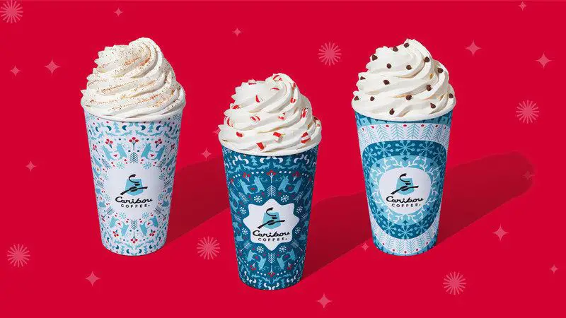 Caribou Coffee annonce le retour de son trio de boissons classiques des Fêtes et dévoile trois nouveaux modèles de tasses pour la saison hivernale