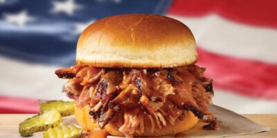 Dickey&rsquo;s rend hommage aux héros américains avec une légitimité gratuite.  Texas.  Barbecue.  Cette journée des anciens combattants