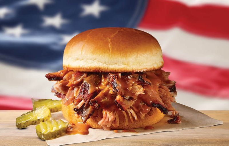 Dickey's rend hommage aux héros américains avec une légitimité gratuite. Texas. Barbecue. Cette journée des anciens combattants Dickey's rend hommage aux héros américains avec une légitimité gratuite. Texas. Barbecue. Cette journée des anciens combattants