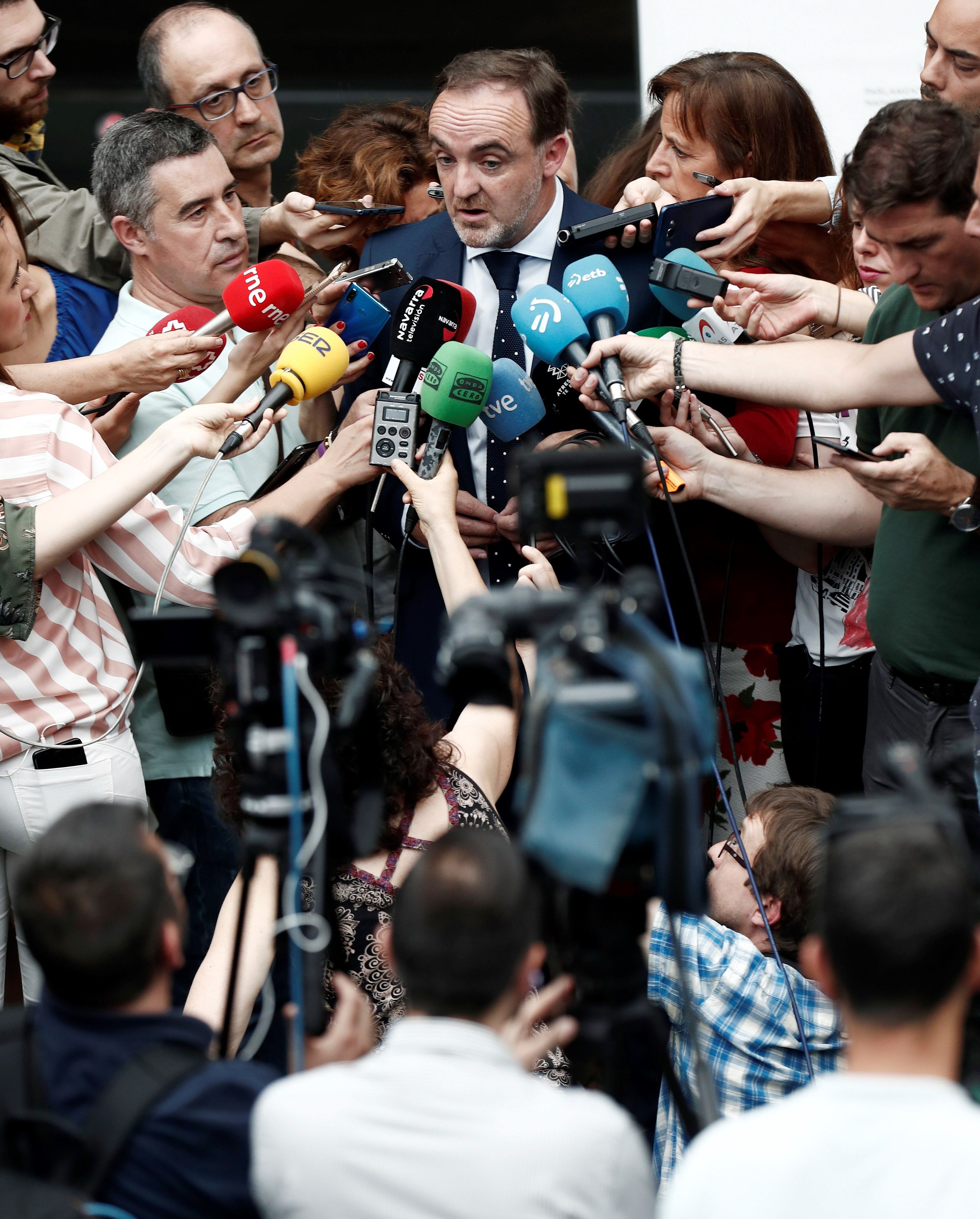 Le président de l'UPN Javier Esparza fait des déclarations aux journalistes au Parlement de Navarre.