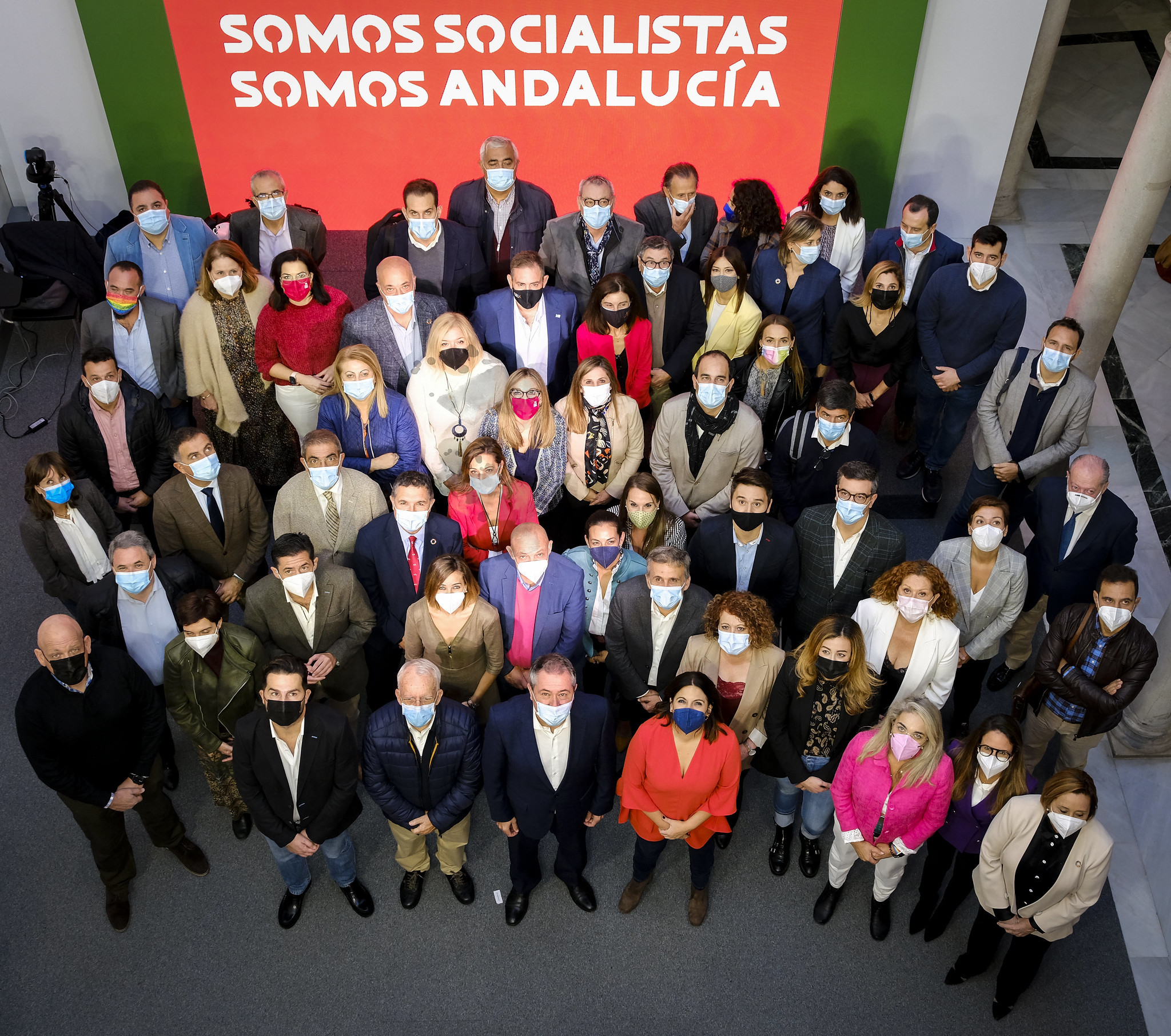 Le secrétaire général du PSOE andalou, Juan Espadas, entouré, ce lundi, de tout son exécutif au siège régional du parti.