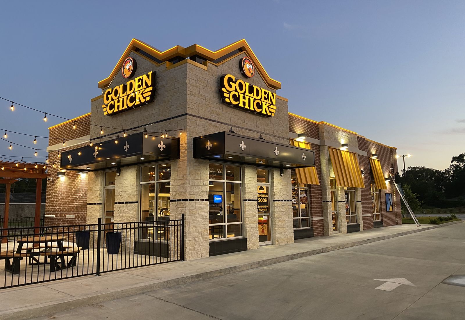 Golden Chick agrandit son équipe d'entreprise avec de nouvelles embauches et promotions Golden Chick agrandit son équipe d'entreprise avec de nouvelles embauches et promotions